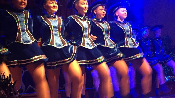 Disziplinierte Tanzformation: die uniformierte Jugendgarde Pauline Lindner