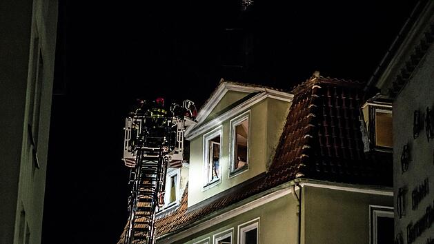 In einer Wohnung im Coburger Steinweg war in der Nacht zum Freitag ein Brand ausgebrochen. Mit einem Gro&szlig;einsatz l&ouml;schte die Feuerwehr die Flammen und brachte die Bewohner in Sicherheit.Foto: Jochen Berger