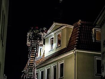 In einer Wohnung im Coburger Steinweg war in der Nacht zum Freitag ein Brand ausgebrochen. Mit einem Großeinsatz löschte die Feuerwehr die Flammen und brachte die Bewohner in Sicherheit.Foto: Jochen Berger