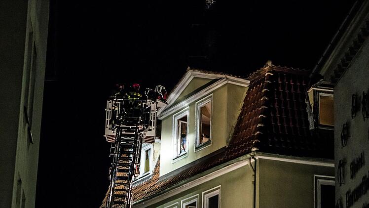 In einer Wohnung im Coburger Steinweg war in der Nacht zum Freitag ein Brand ausgebrochen. Mit einem Großeinsatz löschte die Feuerwehr die Flammen und brachte die Bewohner in Sicherheit.Foto: Jochen Berger