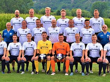 Der Kader des FC Westheim für die Bezirksliga-Saison 2019/20: (hinten, von links) Daniel Wendel, Maximilian Schaub, Max Schmid, Bastian Zoll, Jannik Wüscher, David Böhm (Spielertrainer); (mitte, von links) Klaus Martin (Vorstand Finanzen), Andreas Graup, Fabian Beck, Christian Reimer, Arek Grek, Anton Greilich, Manuel Schmitt (Vorstand Sport) sowie (vorne, von links) Kevin Hoos, Fabian Martin, Maximilian Seit, Leon Wahler, Pascal Kümmert, Yanik Pragmann, Florian Stein und Marian Wiesler. Es f...