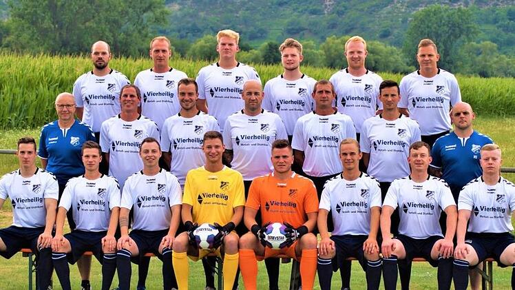 Der Kader des FC Westheim für die Bezirksliga-Saison 2019/20: (hinten, von links) Daniel Wendel, Maximilian Schaub, Max Schmid, Bastian Zoll, Jannik Wüscher, David Böhm (Spielertrainer); (mitte, von links) Klaus Martin (Vorstand Finanzen), Andreas Graup, Fabian Beck, Christian Reimer, Arek Grek, Anton Greilich, Manuel Schmitt (Vorstand Sport) sowie (vorne, von links) Kevin Hoos, Fabian Martin, Maximilian Seit, Leon Wahler, Pascal Kümmert, Yanik Pragmann, Florian Stein und Marian Wiesler. Es f...