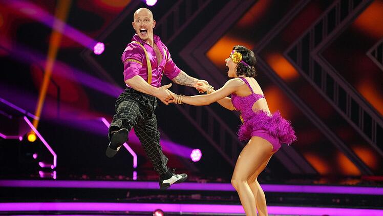 Das Beste kam zum Schluss: Florian Hambüchen und  Anastasia Maruster bekamen für ihren witzig-artistischen Charleston 28 Punkte. Llambi zückte sogar die 10!