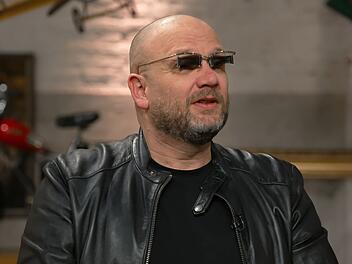 "Das sieht aber cool aus", machte Horst Lichter seinem "Bares f&uuml;r Rares"-Experten Sven Deutschmanek (Bild) ob seiner Brille ein Kompliment.