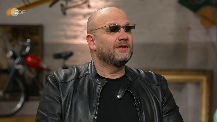 "Das sieht aber cool aus", machte Horst Lichter seinem "Bares f&uuml;r Rares"-Experten Sven Deutschmanek (Bild) ob seiner Brille ein Kompliment.