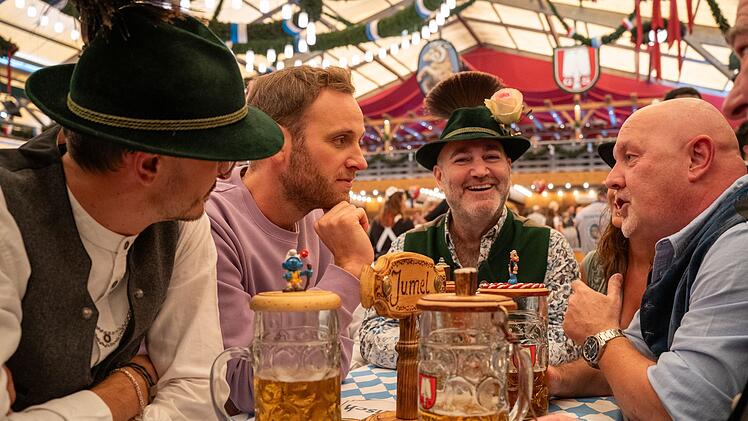 Leon Windscheid (zweiter von links) sucht das direkte Stammtisch-Gespr&auml;ch auf dem Oktoberfest.