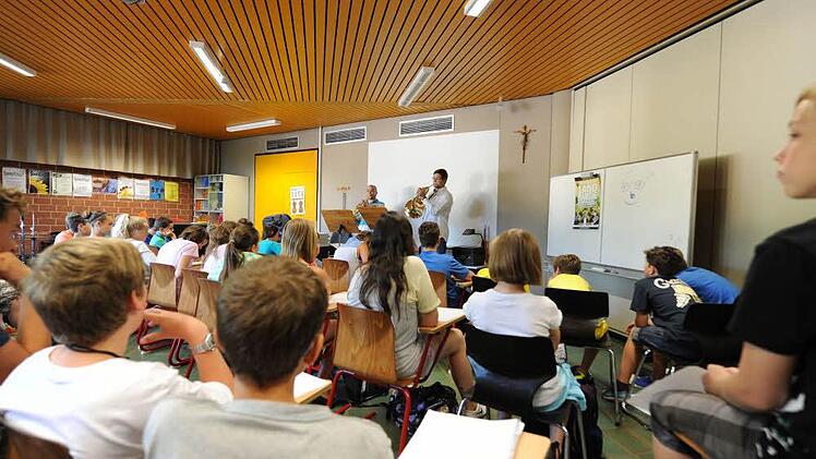 Rhapsody in School: Voll besetzt mit Schülern, die aufmerksam zuhörten und interessiert fragten, war der Musiksaal im Franz-Miltenberger-Gymnasium, als Ondrej Vrabec (links) und Premysl Vojta ihr Instrument, das Horn, vorstellten.