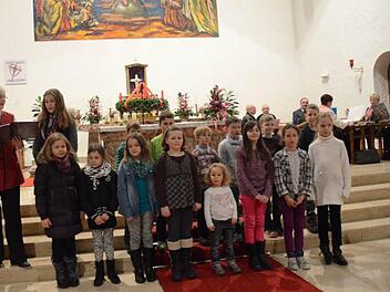 Der Kinderchor mit den Solistinnen Diana Löffler und Theresa Heim (oben links) gab ein gelungenes Debüt. Im Hintergrund rechts, die Stubenmusik des Trachtenvereins Rothenkirchen.  Foto: Karl-Heinz Hofmann