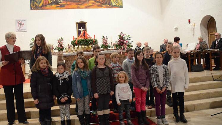 Der Kinderchor mit den Solistinnen Diana Löffler und Theresa Heim (oben links) gab ein gelungenes Debüt. Im Hintergrund rechts, die Stubenmusik des Trachtenvereins Rothenkirchen.  Foto: Karl-Heinz Hofmann