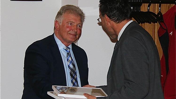 Noch vor der Wahl verabschiedete der bisherige VG-Vorsitzende Thomas Hack (rechts) Franz Büttner.