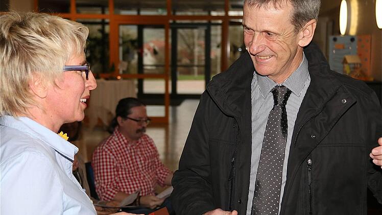 Schulrat Rupert Kestler beglückwünscht die neue Rektorin Sabine Schalke.