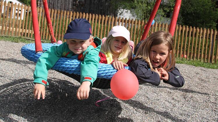 Janne Limmer testet mit Mara Dehler und Mia Limmer die Schaukel.  Fotos: Sonja Adam