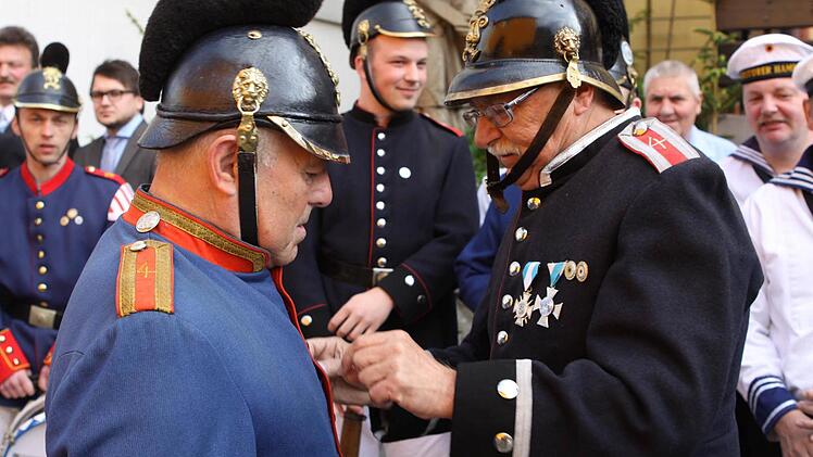 Bruno Hahn (links) wird für die 50- malige Teilnahme als Soldat an der Fronleichnamsprozession durch Edgar Bärenz ausgezeichnet.  Foto: Michael Wunder