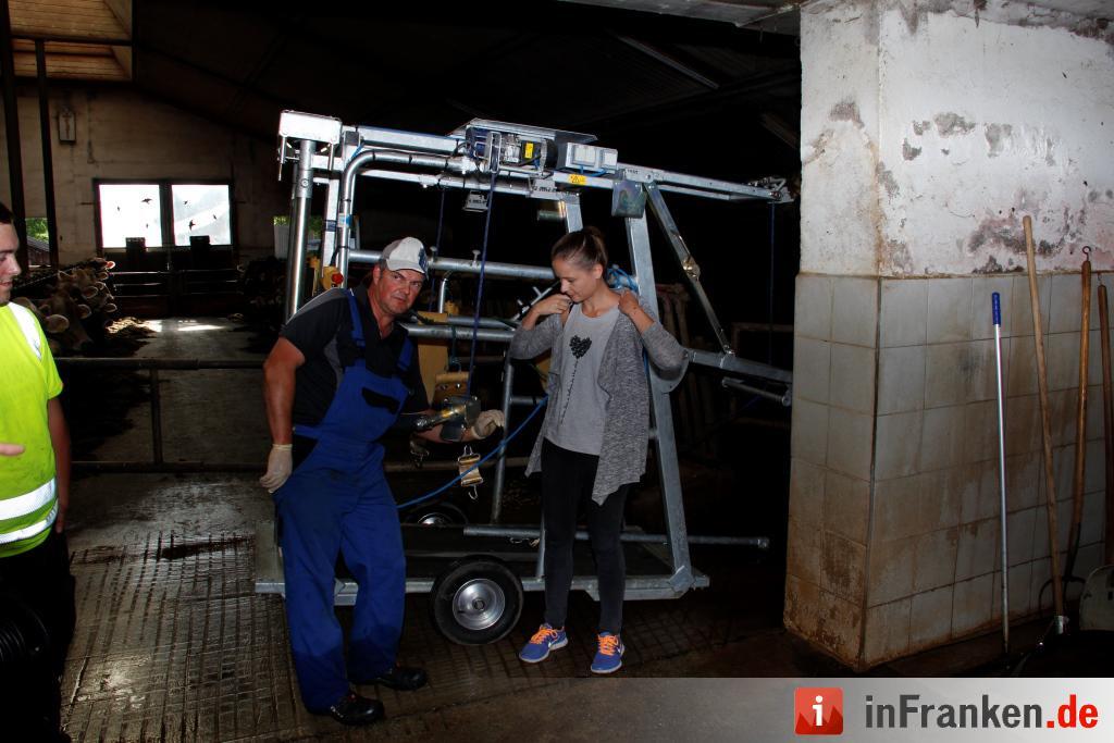 Schweiß im Stall: Making-Of vom Jungbauernkalender 2017