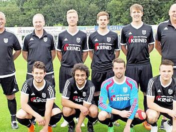 Spielleiter Stefan Schmitt (hinten r.) begrüßte beim FC Sand den neuen Trainerstab mit (hinten v. l.) Cheftrainer Uwe Ernst, Torwarttrainer Bernhard Leuner und Co-Trainer Stefan Nöthling, der auch als Spieler zur Verfügung steht. Willkommen geheißen wurden auch die weiteren Neuzugänge (weiter v. l.) Sebastian Wagner und Manuel Müller sowie vorn v. l.: Kevin Steinmann, Tevin McCullough, Sebastian Stober und Simon Roppelt. Auf dem Bild fehlt Neuzugang Simon Bube. Foto: Alfons Beuerlein