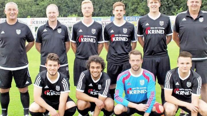 Spielleiter Stefan Schmitt (hinten r.) begrüßte beim FC Sand den neuen Trainerstab mit (hinten v. l.) Cheftrainer Uwe Ernst, Torwarttrainer Bernhard Leuner und Co-Trainer Stefan Nöthling, der auch als Spieler zur Verfügung steht. Willkommen geheißen wurden auch die weiteren Neuzugänge (weiter v. l.) Sebastian Wagner und Manuel Müller sowie vorn v. l.: Kevin Steinmann, Tevin McCullough, Sebastian Stober und Simon Roppelt. Auf dem Bild fehlt Neuzugang Simon Bube. Foto: Alfons Beuerlein