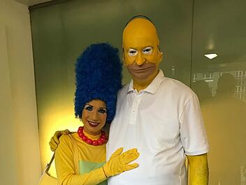 Bayerns Finanzminister Markus Söder (CSU) kam als Homer Simpson zur Fastnacht ins fränkische Veitshöchheim. Seine Frau Karin verkleidete sich passend als Marge Simpson.  Foto: Bayerisches Staatsministerium der Finanzen, für Landesentwicklung und Heimat/dpa