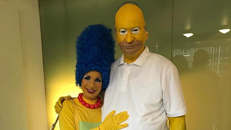 Bayerns Finanzminister Markus Söder (CSU) kam als Homer Simpson zur Fastnacht ins fränkische Veitshöchheim. Seine Frau Karin verkleidete sich passend als Marge Simpson.  Foto: Bayerisches Staatsministerium der Finanzen, für Landesentwicklung und Heimat/dpa