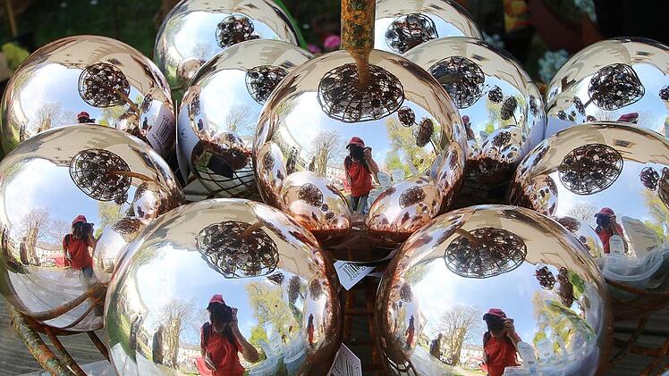 Selfie mit spiegelnden Gartenkugeln. Auch für solche Spielereien gab es Möglichkeiten beim Gartenfestival in Maria Bildhausen. Foto: Dieter Britz