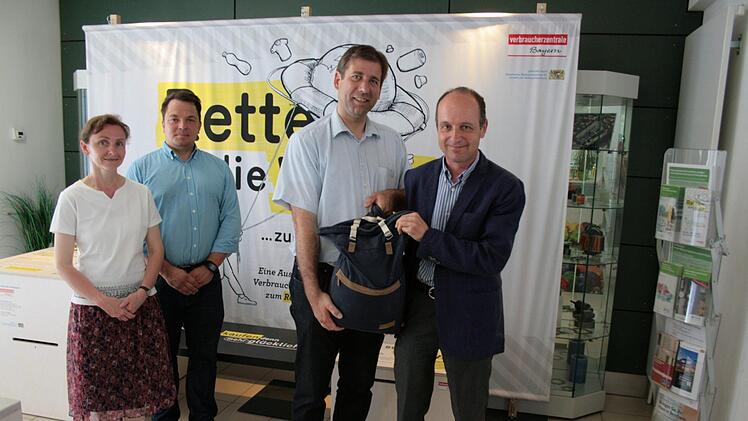 Christine Galster (v.l.), Dominik Bigge (beide vom Büro Energie & Klima beim Landratsamt Forchheim), Landrat Hermann Ulm und Matthias Zeuner-Hanning (Verbraucherzentrale Bayern)