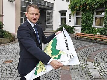 Die Karte ist ein wichtiges Planungsinstrument für Bürgermeister Johannes Maciejonczyk. Foto: Ronald Rinklef