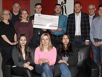 Die Leiterin des Kinderpalliativteams Chara Gravou-Apostolatou (l.) freute sich über den Geldsegen. Hintere Reihe die Unternehmer Reinhold Murk (Zweiter v. l.), Georg Murk, Franz Hünnerkopf, Tobias Murk und Johannes Murk (von rechts mit den Auszubildenden und den Schneiderinnen der Kleiderfabrik). Foto: Evi Seeger