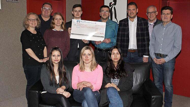 Die Leiterin des Kinderpalliativteams Chara Gravou-Apostolatou (l.) freute sich über den Geldsegen. Hintere Reihe die Unternehmer Reinhold Murk (Zweiter v. l.), Georg Murk, Franz Hünnerkopf, Tobias Murk und Johannes Murk (von rechts mit den Auszubildenden und den Schneiderinnen der Kleiderfabrik). Foto: Evi Seeger