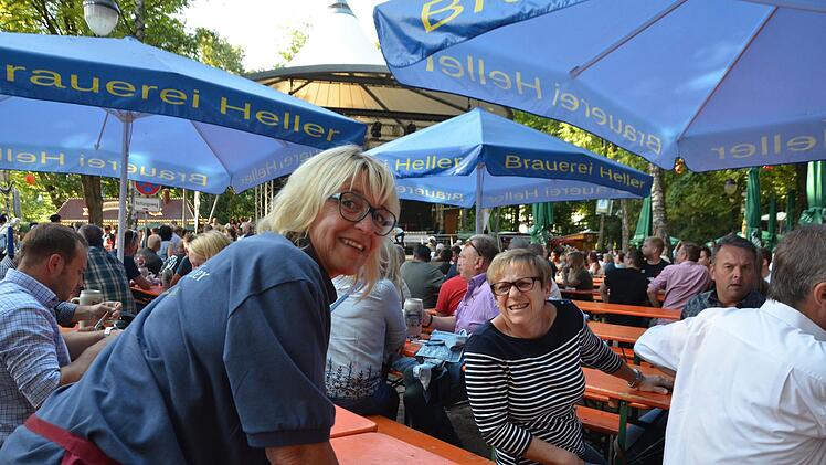 Kirchweihauftakt: Gundi Baier hat Zeit für einen Schwatz mit Gitti Adler, eine Schwester von Hans Heller und Karin Hager.  Foto: Bernhard Panzer