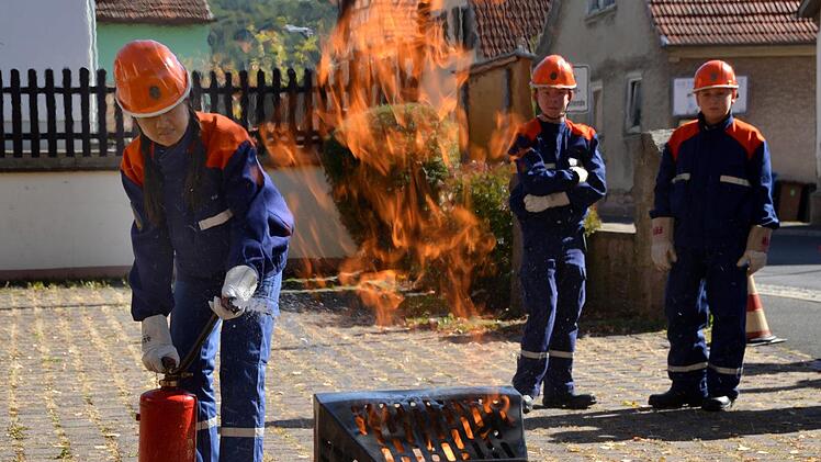 Dank des gasbetriebenen "Fire-Trainers" können verschiedene Brände simuliert und der Einsatz von Feuerlöschern, geübt werden so wie hier in Hohn.