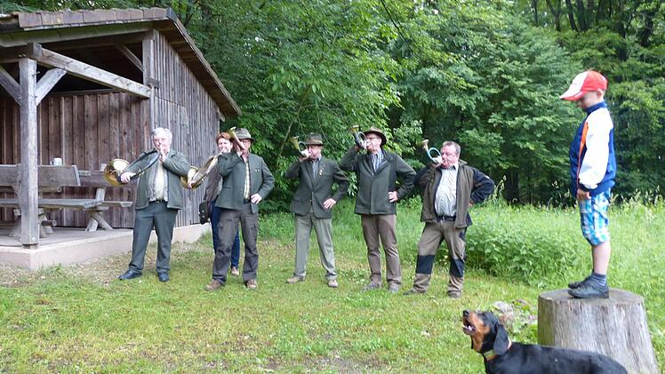 Das Heunhüttentreffen begann mit einem Geburtstagsständchen der Hornbläsergruppe der Jäger für Friedrich Oehme. Der 80-Jährige gehört zu den Teilnehmern von Anfang an. Viele seiner Projekte und ganz besonders das Fledermausmonitoring haben bei den Treffen ihre Gestalt gefunden. Foto: Pauline Lindner