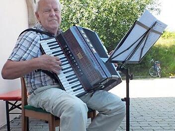 Karl Kaiser beim Musizieren Fotos: Manfred Welker