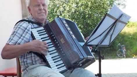 Karl Kaiser beim Musizieren Fotos: Manfred Welker