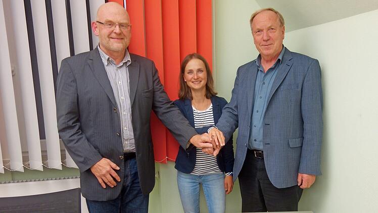 Dieter Scherbel (links) und Werner Thomas (rechts) wünschten der künftigen Geschäftsstellenleiterin Sandra Kob viel Erfolg.  Foto: Doris Weidner