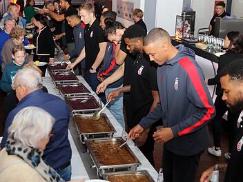 Am "Abend der Nächstenliebe" traten die Profi-Basketballer von Brose Bamberg als Servicekräfte auf und verteilten an über 300 Hilfsbedürftigen Rouladen, Klöße und Blaukraut.  Fotos: Bertram Wagner