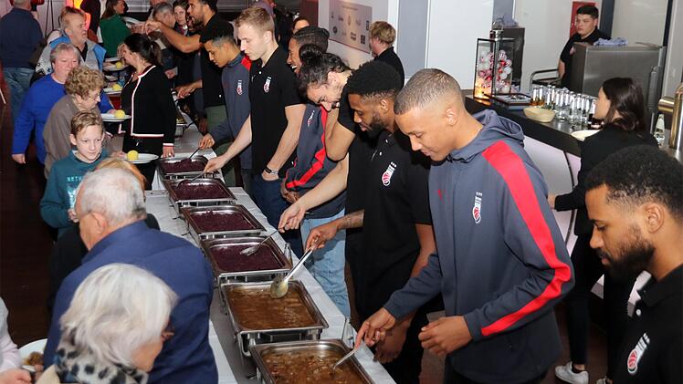 Am "Abend der Nächstenliebe" traten die Profi-Basketballer von Brose Bamberg als Servicekräfte auf und verteilten an über 300 Hilfsbedürftigen Rouladen, Klöße und Blaukraut.  Fotos: Bertram Wagner