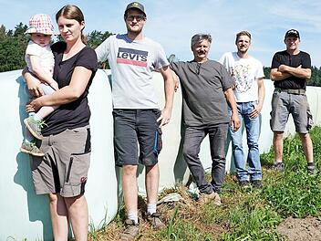 Sie greifen mit Futterspenden den Landwirtskollegen in den Flutregionen unter die Arme (von links): Kathrin Erhardt mit Tochter Emma, Stefan Seidel, Herbert Ramming, Clemens Hilpert und Norbert Erhardt.