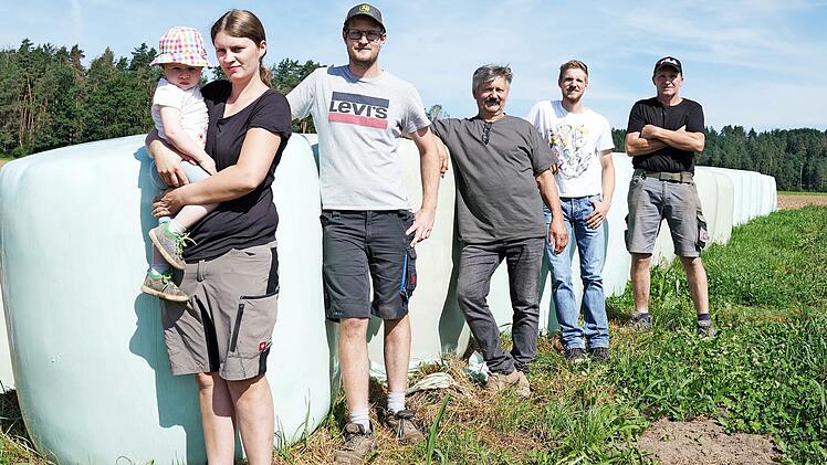Sie greifen mit Futterspenden den Landwirtskollegen in den Flutregionen unter die Arme (von links): Kathrin Erhardt mit Tochter Emma, Stefan Seidel, Herbert Ramming, Clemens Hilpert und Norbert Erhardt.