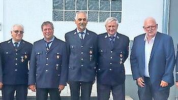 Als Zeichen der Anerkennung wurde das langj&auml;hrige, aktive Engagement im Feuerwehrdienst von 1. B&uuml;rgermeister Daniel Wehner (links) gew&uuml;rdigt. F&uuml;r diese aufopferungsvolle T&auml;tigkeit erhielten (ab 3. von links) Bernhard Kleinhenz, Reinmund Amrhein (b...