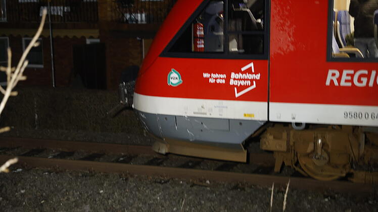 Zug erfasst Auto am unbeschrankten Bahnübergang