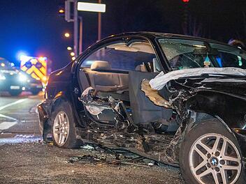 Nürnberg: Heftiger Crash an Kreuzung - wohl mehrere Verletzte Nürnberg: Heftiger Crash an Kreuzung - wohl mehrere Verletzte