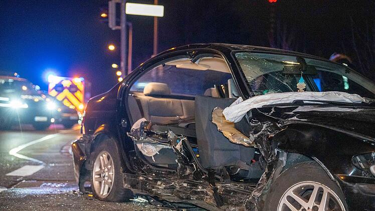 Nürnberg: Heftiger Crash an Kreuzung - wohl mehrere Verletzte