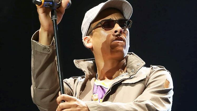 Xavier Naidoo bei seiner Rückkehr nach Coburg. Am Freitag lockte er rund 12.000 Fans auf den Schlossplatz. Fotos: RiegerPress