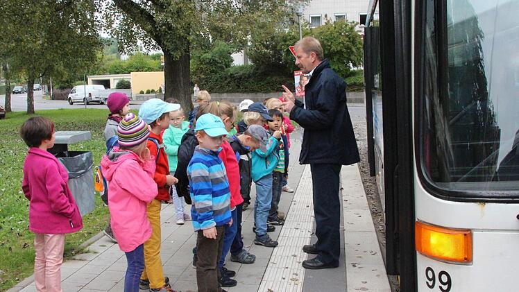 Auch nach dem Aussteigen erst hinter die weiße Linie gehen und den Bus abfahren lassen!