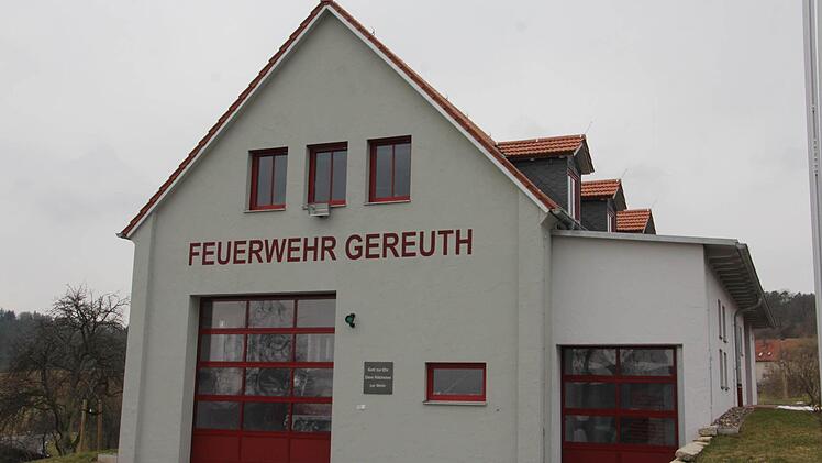 Als Beispiel bürgerlichen Engagement, welches Bürgermeister Dietz bei der Bürgerversammlung am Mittwoch in Greuth lobte, kann auch das dortige Feuerwehrhaus gesehen werden, wo die Gereuther kräftig Hand anlegten. Foto: Helmut Will