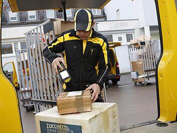 In Stegaurach (hier ein Archivbild des Poststützpunkts) sollen nach Auskünften von Betroffenen inzwischen mehr Briefe und Pakete ankommen. Weiterhin sind viele Beschäftigte im Ausstand, einige Kunden warten im Bamberger Raum vergebens auf wichtige Post.  Foto: Matthias Hoch