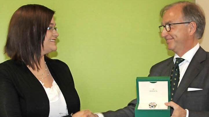 "Rolex"-Vertriebsleiter Joachim Mernyak gratulierte der "Rolex"-Preisträgerin Lisa Wunder aus Kulmbach zu ihrer Traumnote 1,0. Zugleich schenkte er ihr eine Uhr der Schweizer Nobelmarke.  Fotos: Stephan Stöckel