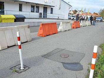 Der Verkehrssenat besichtigt die provisorische Trennung von Radweg und neuer Ausfahrt am Edeka-Parkplatz in Richtung der Mörikestraße. Fotos: Rainer Lutz