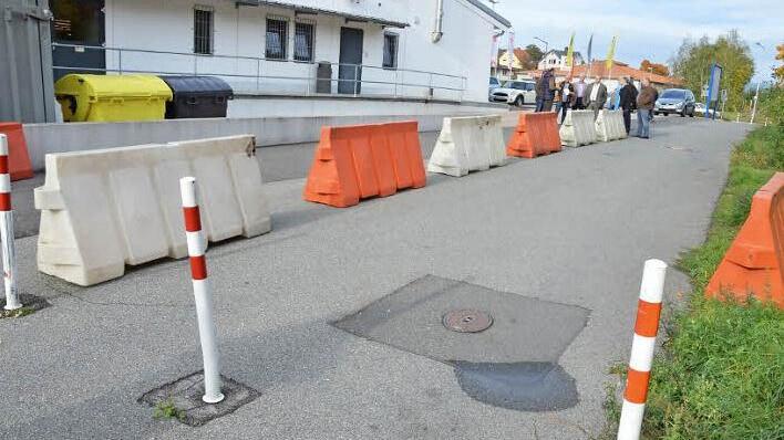 Der Verkehrssenat besichtigt die provisorische Trennung von Radweg und neuer Ausfahrt am Edeka-Parkplatz in Richtung der Mörikestraße. Fotos: Rainer Lutz