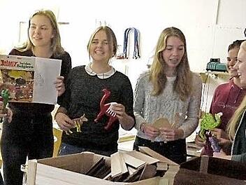 Die sechs Mädchen aus der 10. Klasse des Ehrenbürggymnasiums haben ein zweitätiges Praktikum in der Laufer Mühle absolviert und tauschten untereinander ihre Erfahrungen aus. Foto: Pauline Lindner