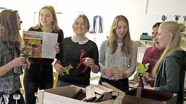 Die sechs Mädchen aus der 10. Klasse des Ehrenbürggymnasiums haben ein zweitätiges Praktikum in der Laufer Mühle absolviert und tauschten untereinander ihre Erfahrungen aus. Foto: Pauline Lindner